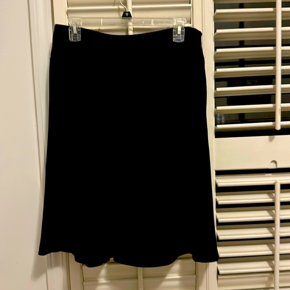 Beautiful Ann Taylor classic a line size 10 lined side zip black skirt